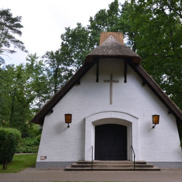 (Berlin) Schilfdachkapelle „Zum guten Hirten“